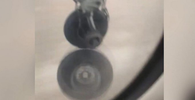 Uçağın iniş takımlarındaki tekerlek böyle düştü