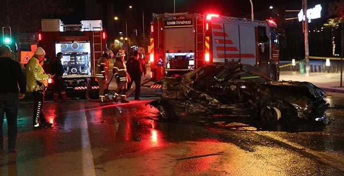 İzmir'de feci kaza! Takla atan otomobil alev aldı, 2 kişi can verdi
