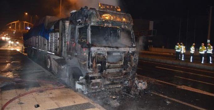 Motoru alev alan TIR kullanılamaz hale geldi