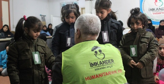 İmkander’den Suriyeli yetimlere mont ve ayakkabı yardımı