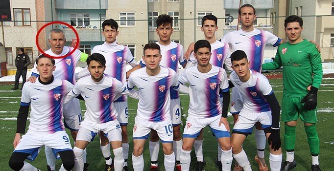 71 yaşındaki futbolcu Şerif Kunt, maçlara ilk 11'de başlıyor