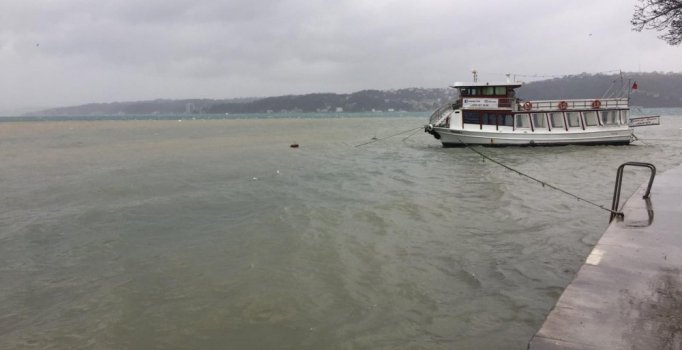 Yağmurla gelen çamur Sarıyer'de Boğaz'a aktı