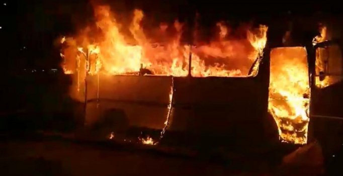 Kundaklanan midibüs alev alev yandı