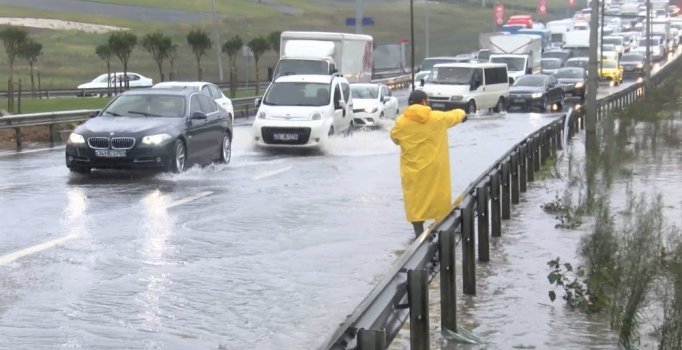 Küçükçekmece'de TEM bağlantı yolunu su bastı