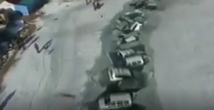 Buz kırıldı, 30 araç suya battı