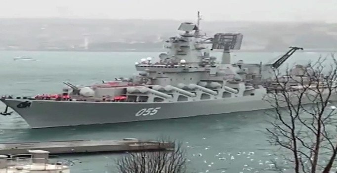 Rus savaş gemisi Boğaz'da sürüklendi