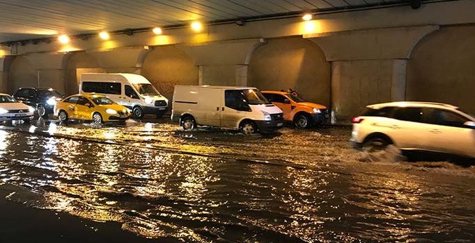 İstanbul'da Topkapı alt geçidini su bastı