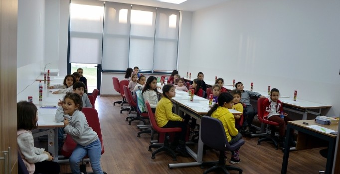 ‘Hayalindeki Oyuncak Hayat Bulsun’ adlı projenin atölye çalışmaları Karasu SGM’de, başladı