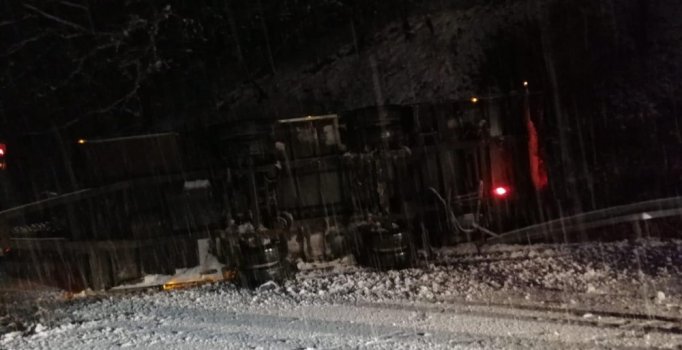 İnegöl'de TIR devrildi, Bursa- Ankara Karayolu kapandı