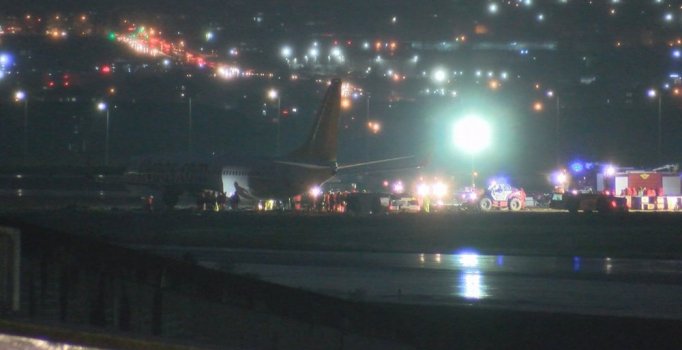 Pistten çıkan uçağı kurtarma çalışmaları devam ediyor