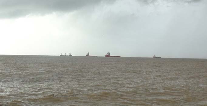 Mersin'de fırtına çıktı, 8 yük gemisi limana demir attı