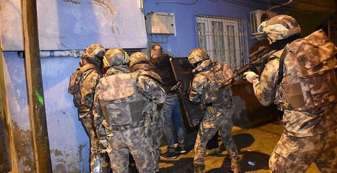 Adana'da uyuşturucu özendirenlere baskın: 11 şüpheli için gözaltı kararı