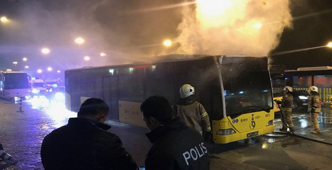 Kadıköy'de İETT otobüsü alev alev yandı