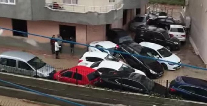 Mersin'de sel suları araçları sürükledi