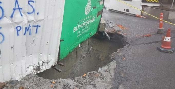 Esenyurt'ta yol çöktü