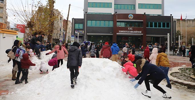 Çocuklar sevinci her şeye bedel: Kamyonlarla kar getirdiler