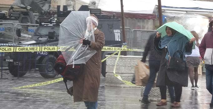 İstanbul'daki fırtınanın bilançosu: 108 çatı uçtu, 128 ağaç devrildi ve 3 istinat duvarı çöktü