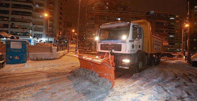 Yenimahalle’de kar mesaisi