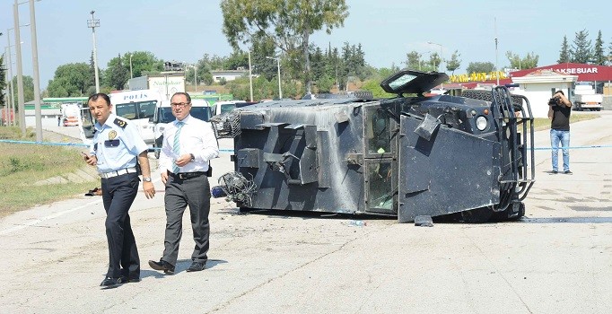 Adana'da Çevik Kuvvet otobüsü devrildi: 2'si ağır 3 polis yaralandı