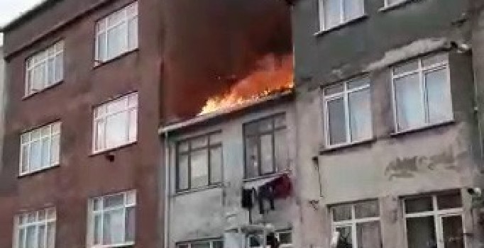 Bayrampaşa’da çatı yangını