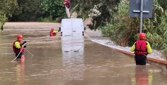Kıbrıs'ı sel vurdu, sarı alarm ilan edildi