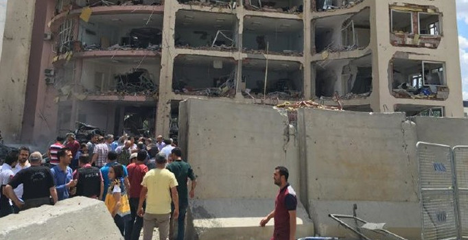 Mardin Midyat Emniyet Müdürlüğü'ne bombalı saldırıda faciayı bariyer önledi