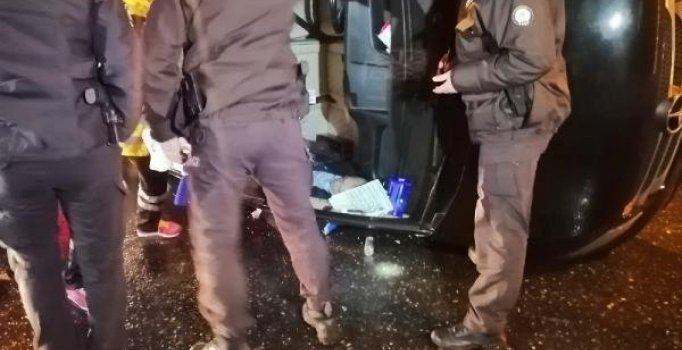 Minibüsle asfalt arasında sıkışan sürücüyü polis ekipleri kurtardı 