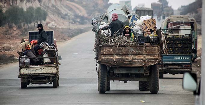 İdlib'den kaçan 20 bin sivil daha Türkiye sınırına göç etti