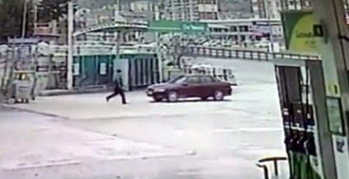 El freni çekilmeyen araç refüje çarparak durabildi