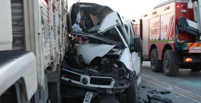 Bahçeşehir’de trafik kazası: 3 ölü, 6 yaralı