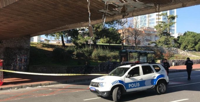 Son dakika! Beşiktaş'ta üst geçide vinç çarptı