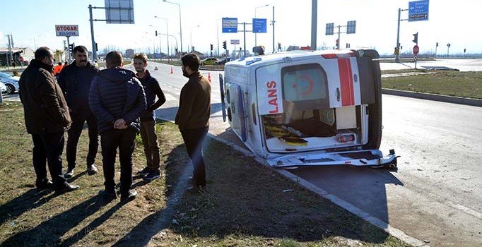 Ambulans kamyonetle çarpıştı: 5 yaralı