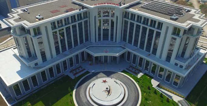 Sağlık Bakanlığı tercüme hizmetleri için afiş hazırladı, Kürtçe'yi unuttu