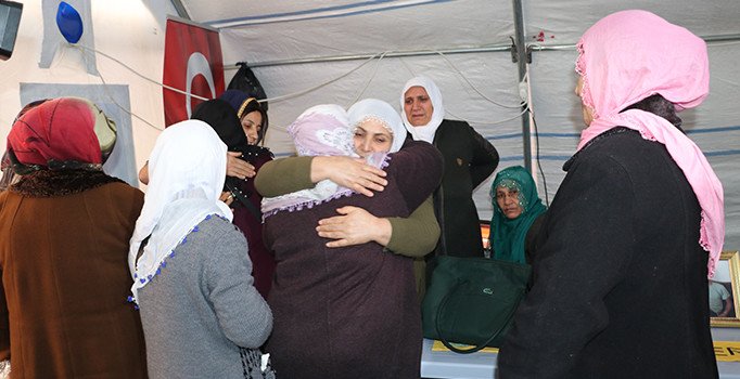 PKK'nın kaçırdığı torununa kavuşan Halime Kadran, sevincini diğer annelerle paylaştı