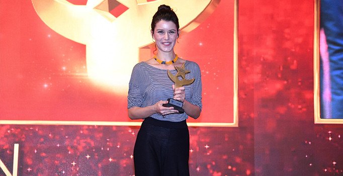 Beren Saat ödülünü İstanbul Üniversitesi öğrencilerine adadı