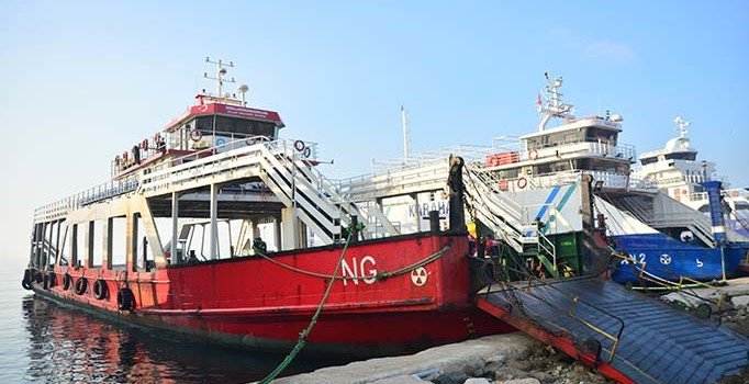 Çanakkale Boğazı'nda balıkçı teknesi, feribota çarptı