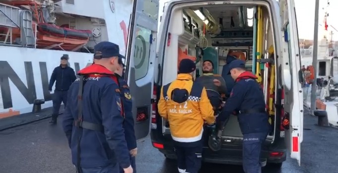 Tanker ve trol teknesinin çarpışmasında yaralananlar hastaneye kaldırıldı