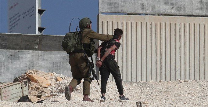 Gazze'de 3 Filistinli daha gözaltına alındı