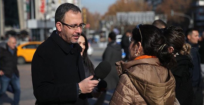 Bakan Kasapoğlu Gazeteciler Günü'nde muhabirlik yaptı