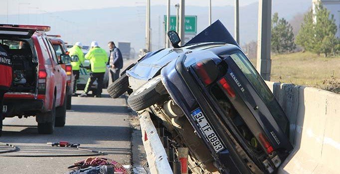 TEM'de şaşırtan kaza: Beton blok ile bariyerin arasına sıkıştı