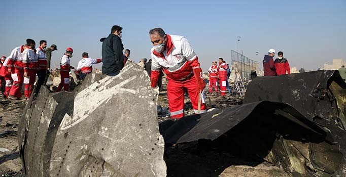İran'da 'uçak' protestosu sonrası 2 sanatçıya gözaltı