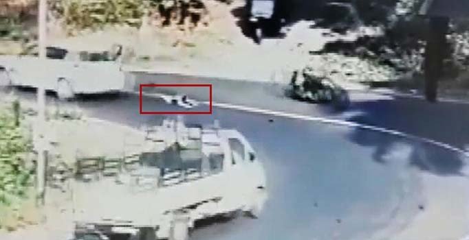 Kapı açıldı, arka koltukta oturan çocuk yola düştü