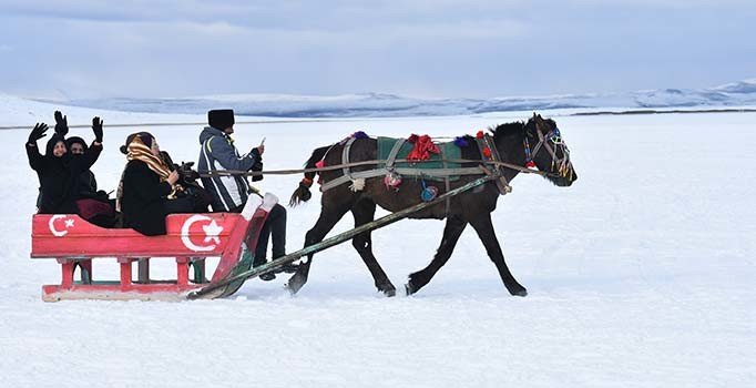 Buz tutan Çıldır Gölü'nde atlı kızak keyfi