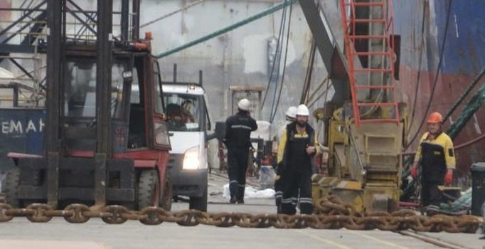 Tuzla Tersaneler Bölgesi'ndeki gemide 2 gemicinin cesedi bulundu