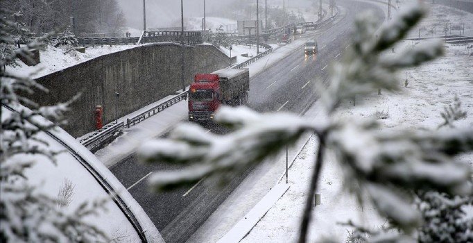 Bolu Dağı'nda TIR geçişleri durduruldu