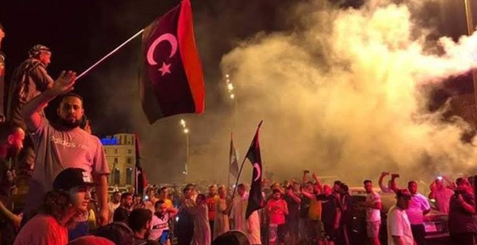 Libya'daki ateşkes başkent Trablus'ta kutlandı
