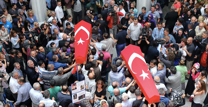 Esra Tekin ve Eşi Hakan Tekin İstanbul Üniversitesi'nden son yolculuklarına uğurlandı
