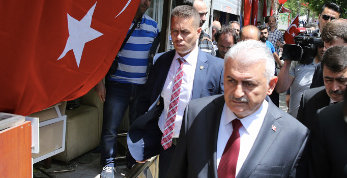 Başbakan Binali Yıldırım Vezneciler'de saldırının olduğu noktaya gitti