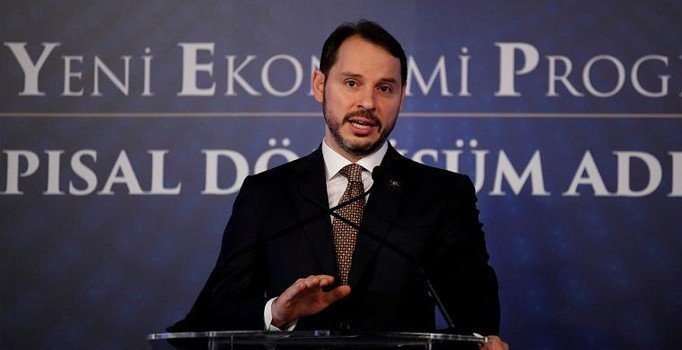 Gazetecilik adına utanç gecesi: Türk TV'leri istifa haberini görmedi