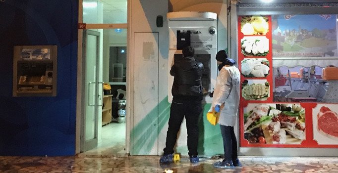 Sultanbeyli’de 3 ATM ateşe verildi